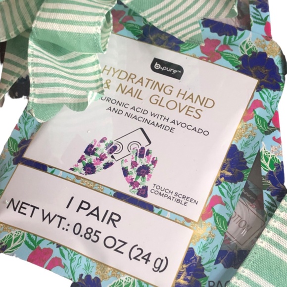 FOOT SPA KIT & Hydrating Hand Gloves with Striped Fuzzy Socks - Picture 4 of 5